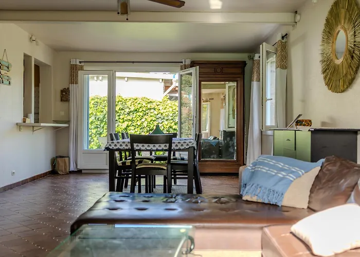 Atypique, Cabanon Bord De Mer
