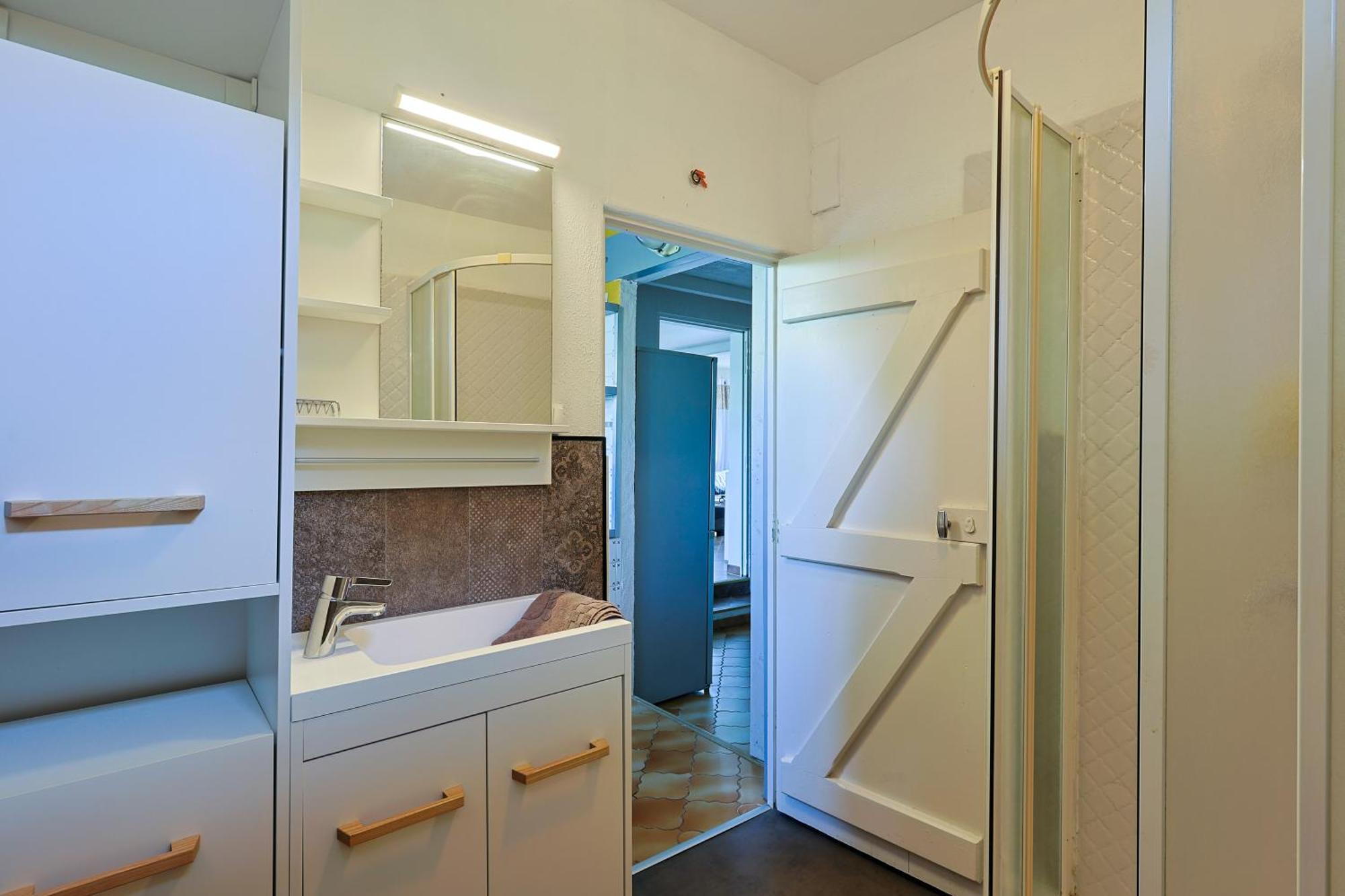 Atypique, Cabanon Bord De *