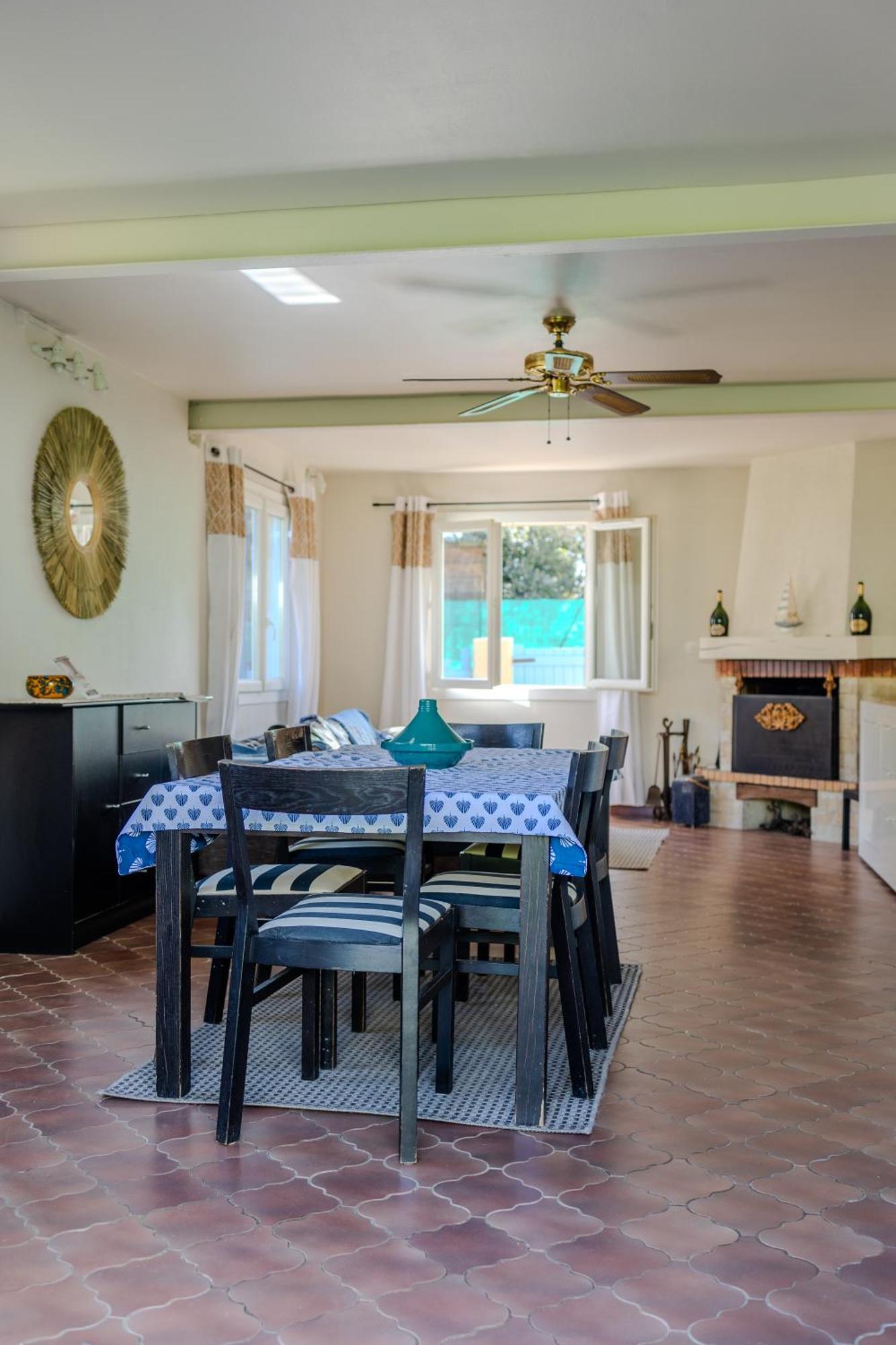 Holiday home Atypique, Cabanon Bord De
