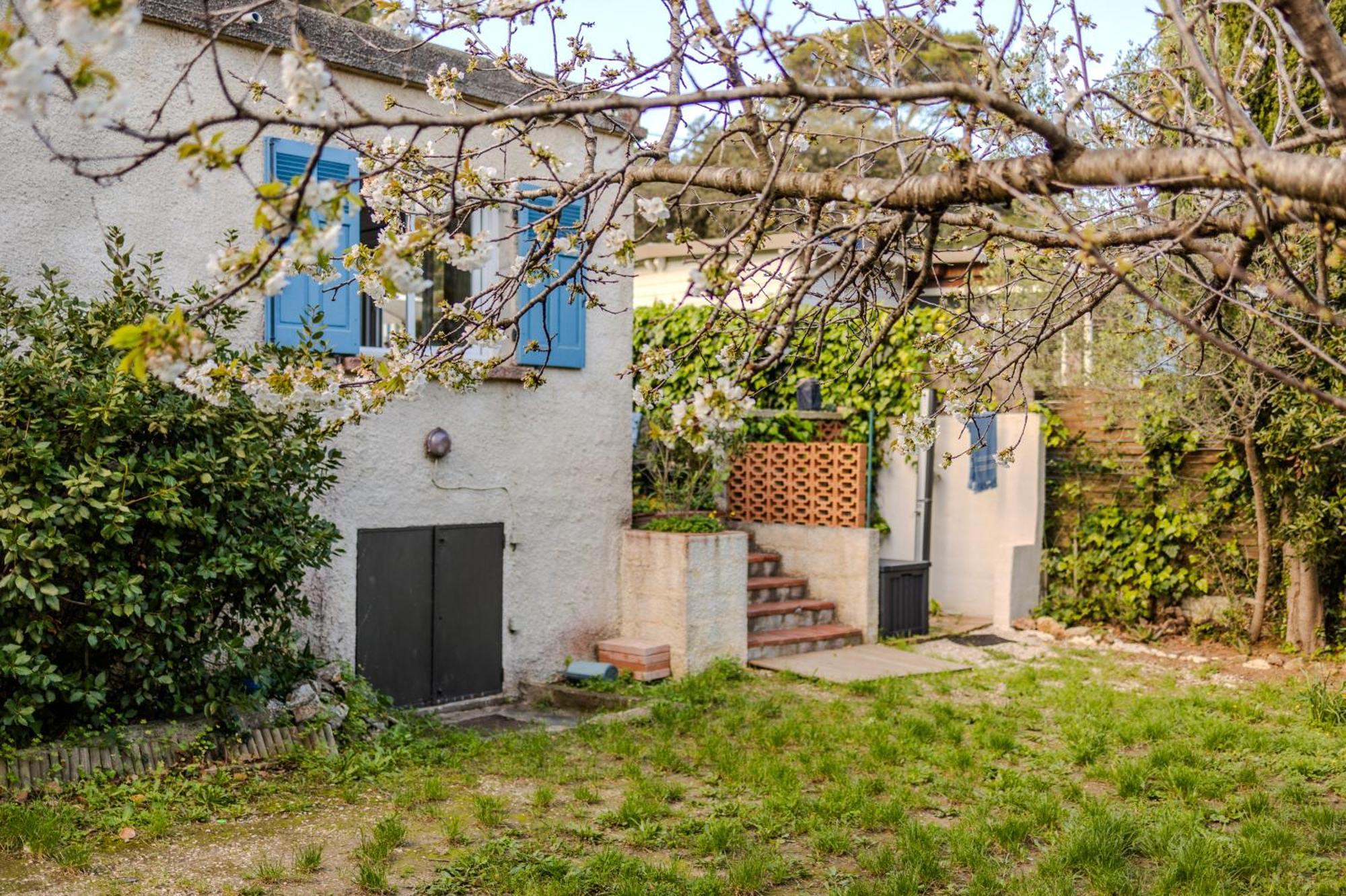 Atypique, Cabanon Bord De Holiday home *