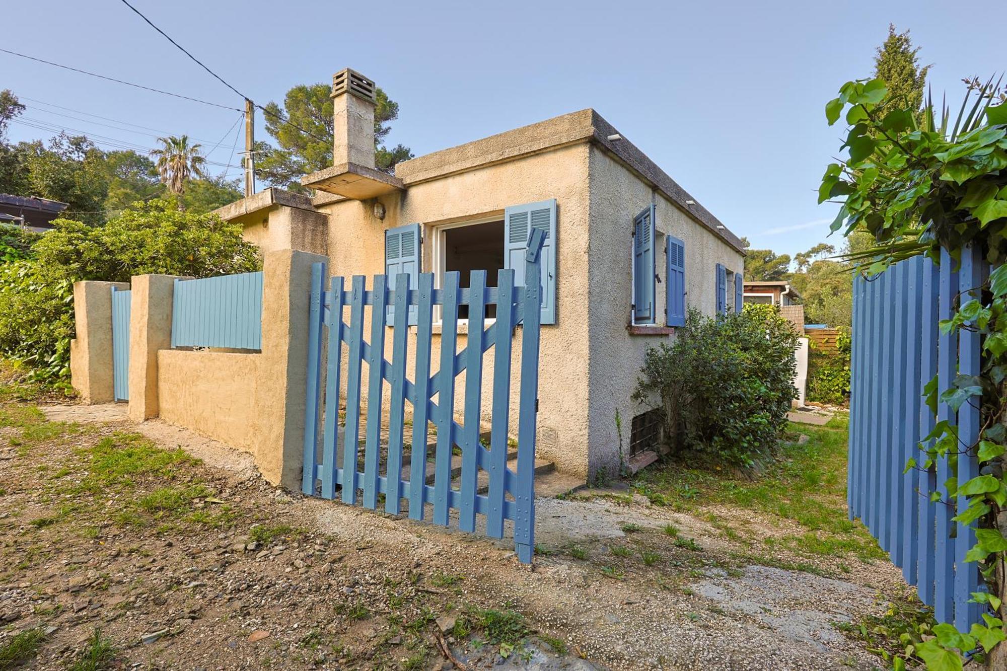 Atypique, Cabanon Bord De Hyeres