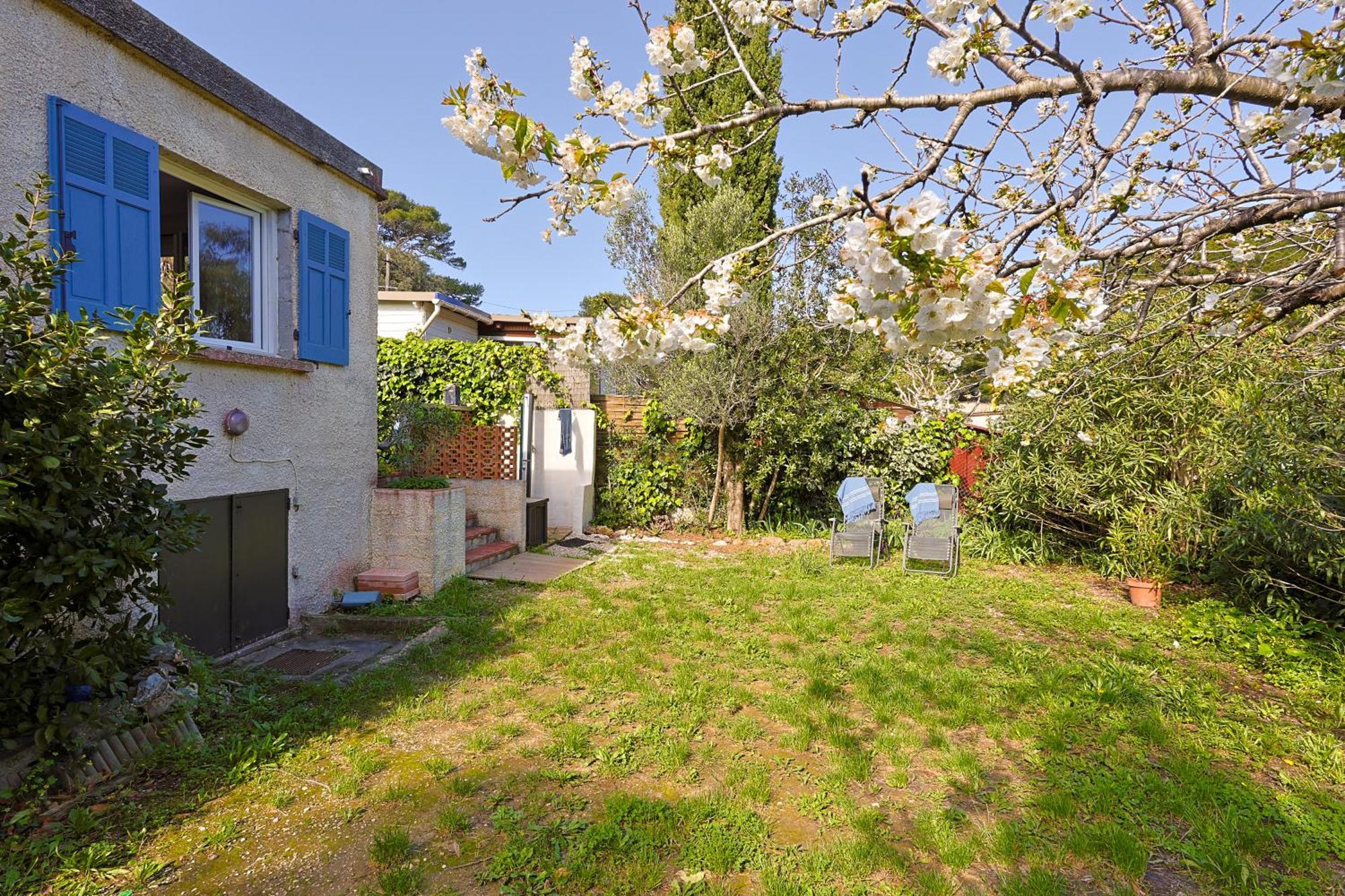 Atypique, Cabanon Bord De *