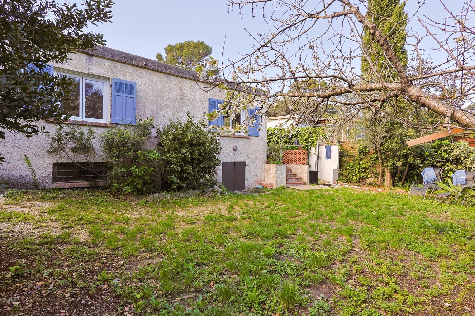 Atypique, Cabanon Bord De Holiday home